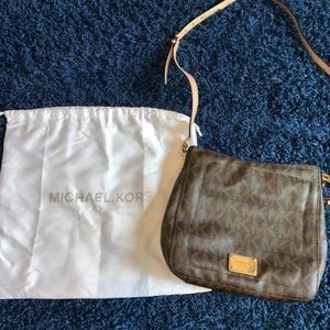 Michael Kors jet set messenger